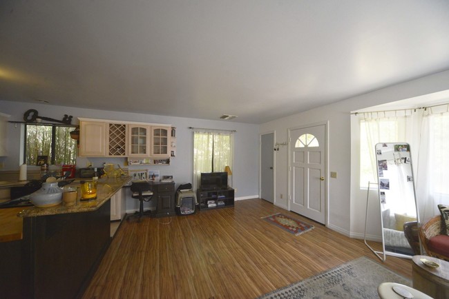 Building Photo - 522 El Sol St