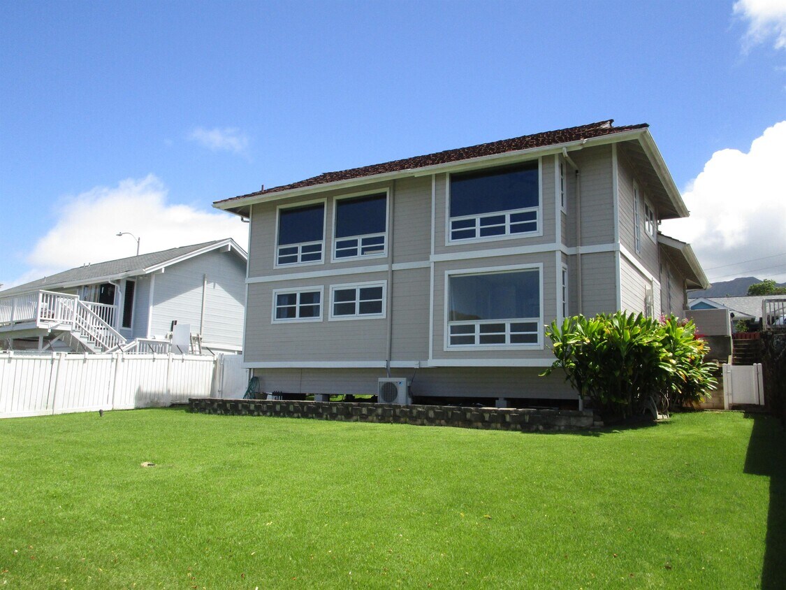 Primary Photo - 121 Kaanua Pl