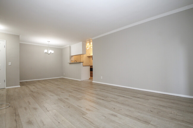 Building Photo - 320 S Clark Dr