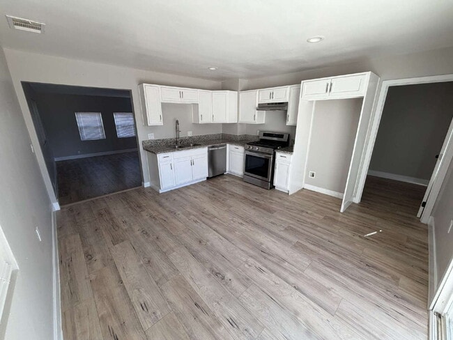 Building Photo - Modern Comfort Meets Timeless Charm