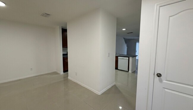 Foto del edificio - Spacious 3-Bed, 2.5-Bath Townhome in a Quiet Location!