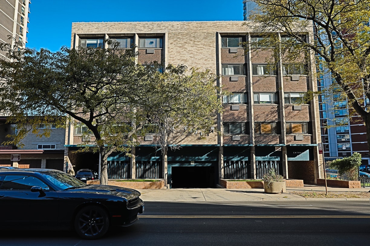 Primary Photo - 6121 N Sheridan Rd