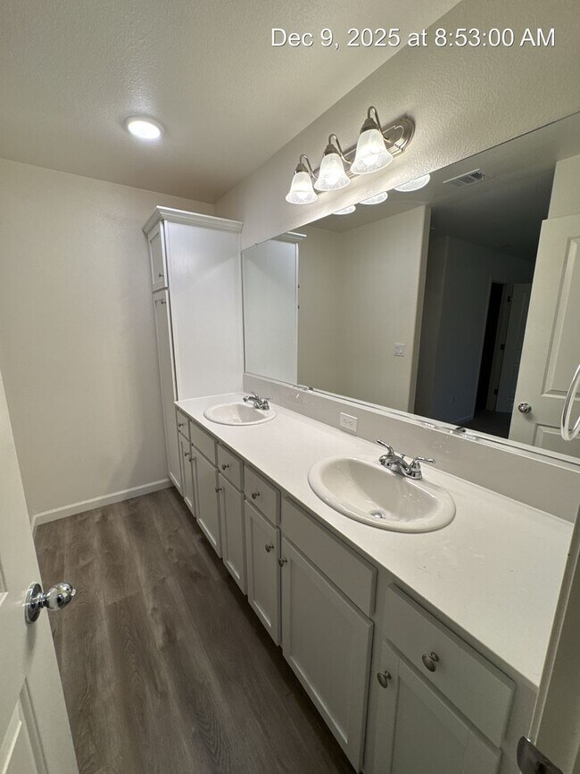Building Photo - Beautiful 4 Bedroom Home Rent Ready!
