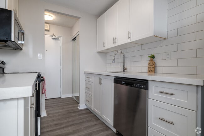 1BR, 1BA - Kitchen - Wellington Place