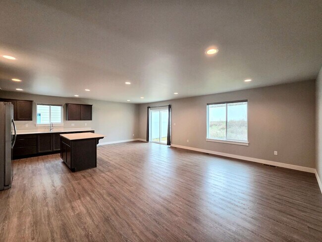 Foto del edificio - Single Family Home w/ Private Yard + Garage – Available Now!