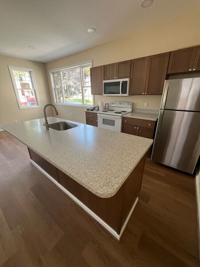 Foto del edificio - COMPLETELY REMODELED 2 BEDROOM HOUSE