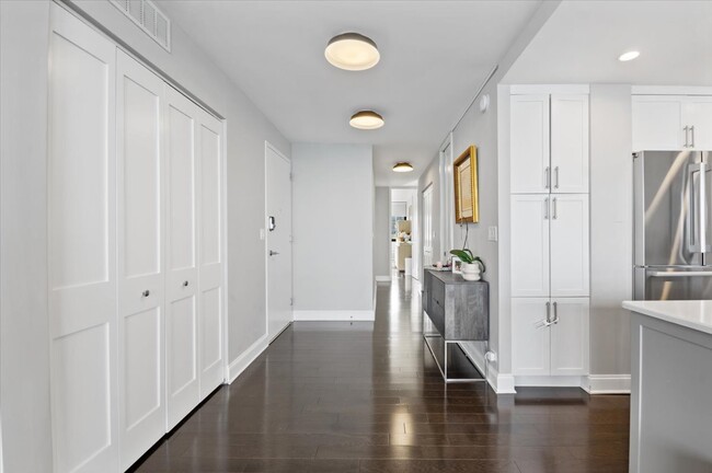 Foto del edificio - 1240 N Lake Shore Dr