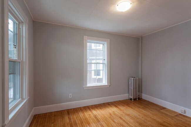 Building Photo - No Brokers Fee, Convenient Location, Pets Friendly, Eat-in Kitchen, Laundry on a Site, Yard