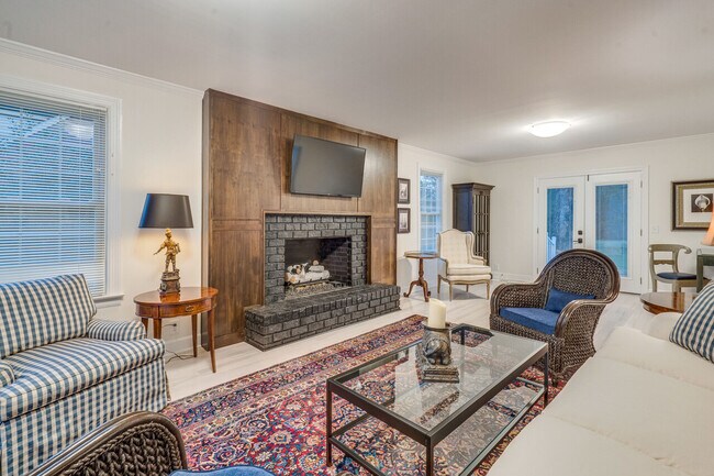 Building Photo - Cottonwood Dr.
