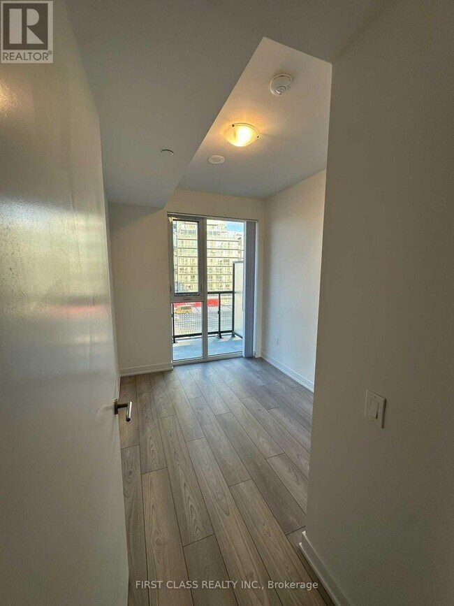 Photo du bâtiment - 5858 Yonge St