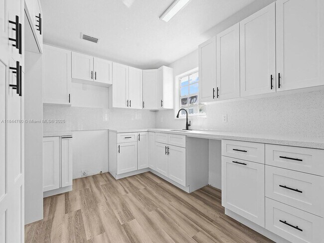Foto del edificio - 139 NE 17th St