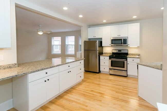 Photo - 527 W Cornelia Ave Apartment