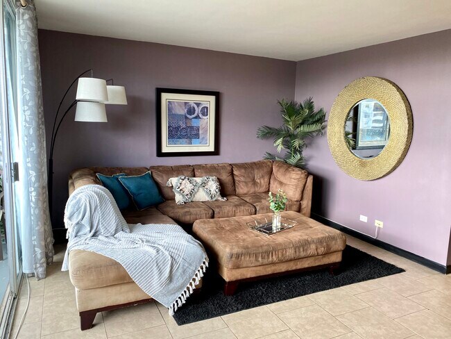 Large living room with lots of natural light - 1941 Church Ln