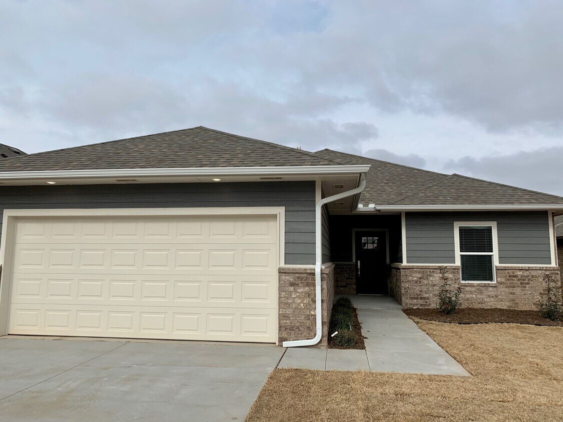 Primary Photo - 3 Bedroom 2 Bath Home With Flex Space in E...