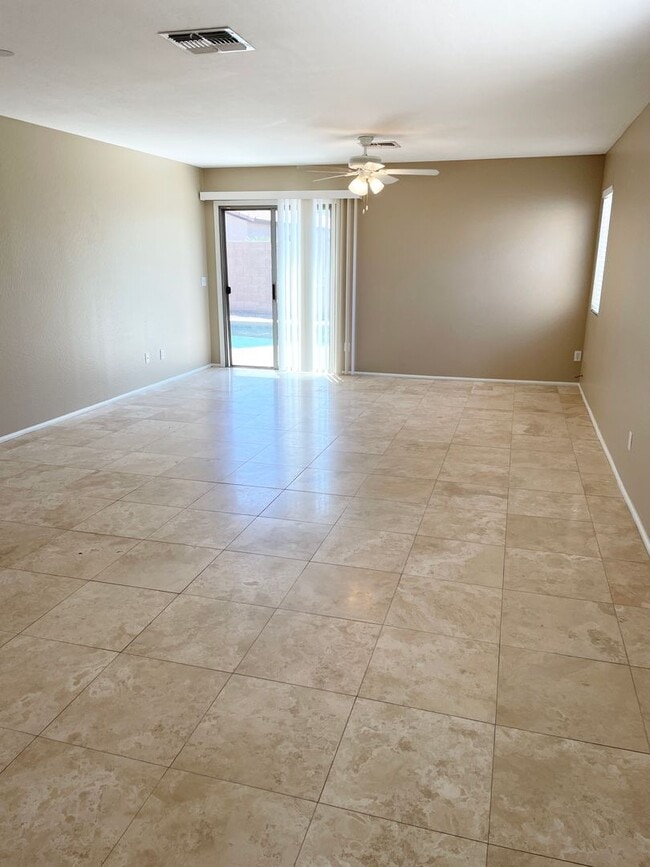 Building Photo - **$400 Move In Special** Single Level 3 Be...