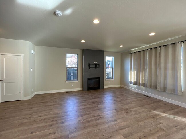 Building Photo - Beautiful 3 Bedroom Home in Tuscany Pines