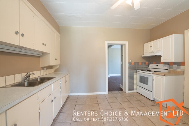 Building Photo - Main Floor Suite With Onsite Laundry