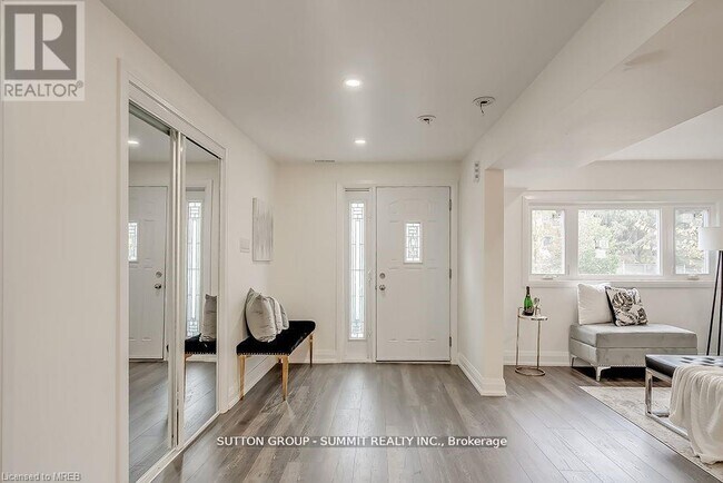 Photo du bâtiment - 16 Upper Canada Dr