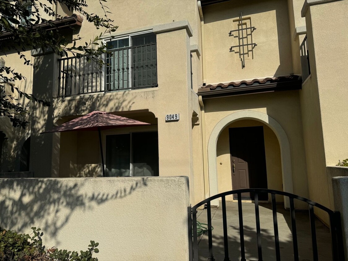 Primary Photo - ONE MONTH FREE RENT! Beautiful 4 bedroom, ...