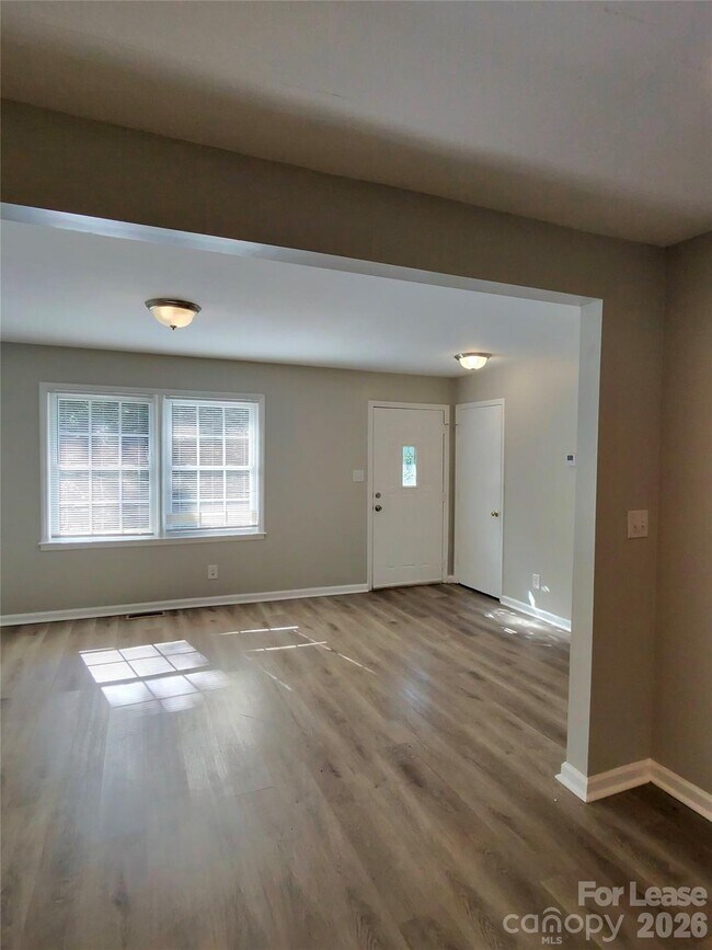 Foto del edificio - 6817 Deanwood Pl