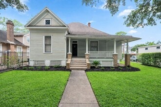 Building Photo - 1651 Cortlandt St