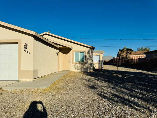 Building Photo - 3BD/2BA Rental with 2 Car Garage in Fort M...