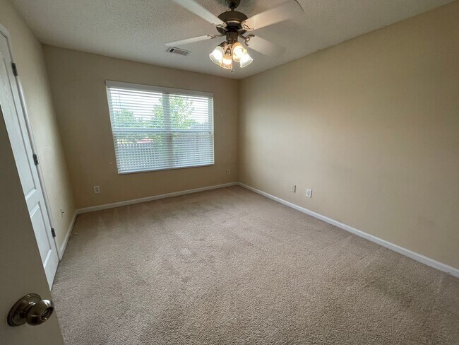 Foto del edificio - Pre-Leasing for August 2 2026 WITH FENCED IN YARD! 1/2 Off Deposit!