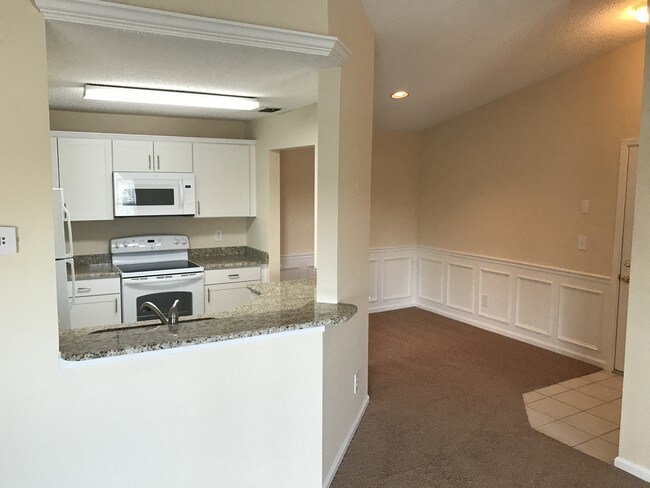 Kitchen & Breakfast - 300 Sandiron Cir