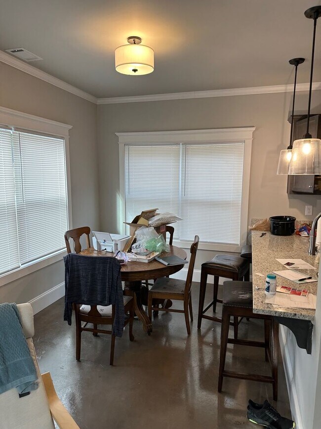Building Photo - 4 BR/ 4BA Home Located on MLK