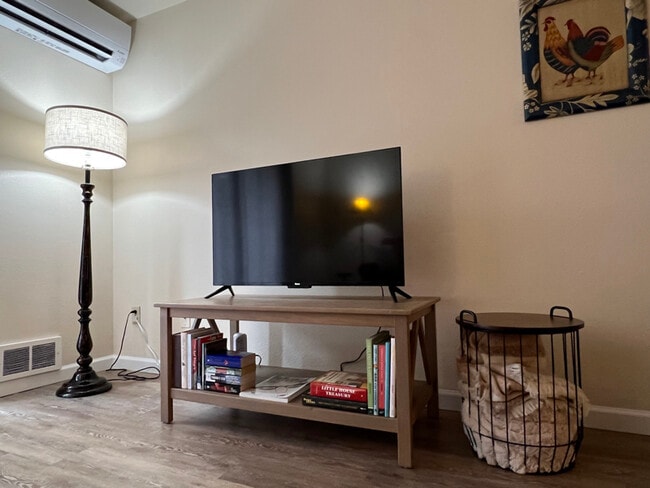 Building Photo - 376 Catron St N