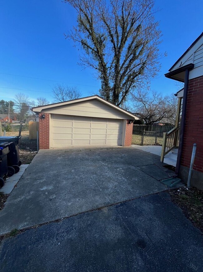 Building Photo - Charming 4-Bedroom House in St. Matthews