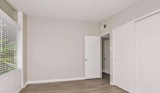Building Photo - 460 Countryside Dr