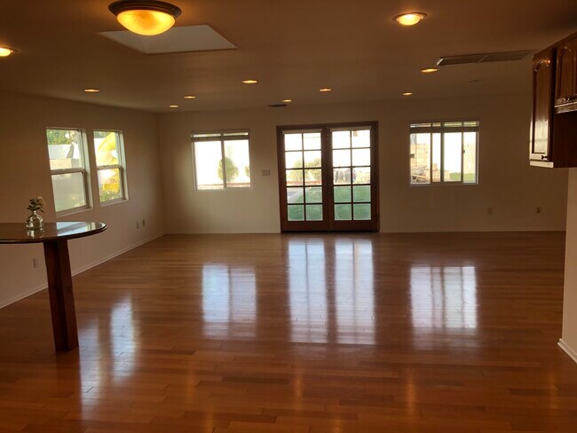 La cocina se abre a la zona de oficina/sala de estar. - 4635 Lindblade Dr