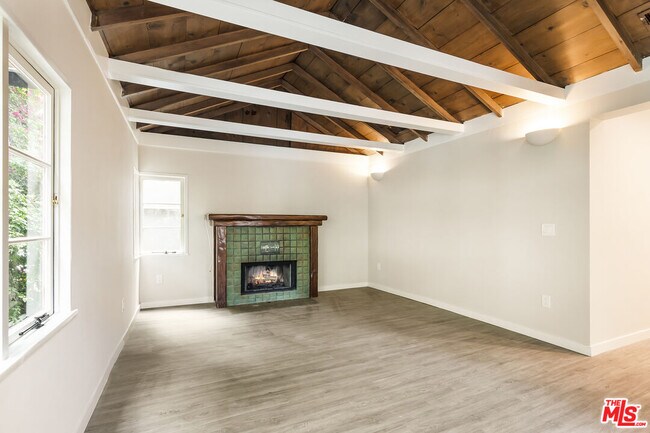 Foto del edificio - 937 N Beverly Glen Blvd