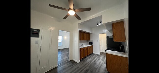 Building Photo - 132 S Reeves Dr
