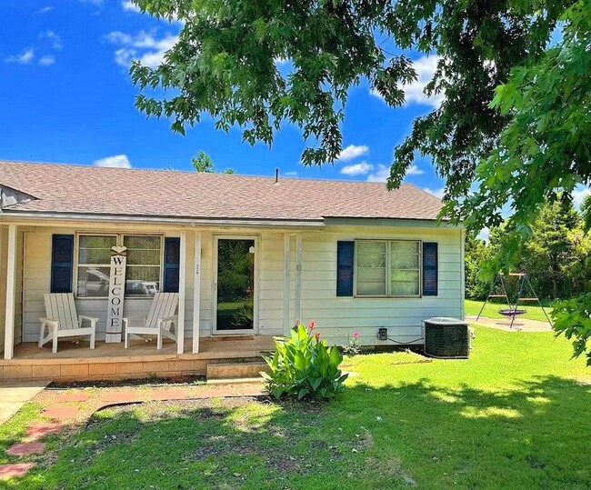 Building Photo - Adorable Home in Mustang!!