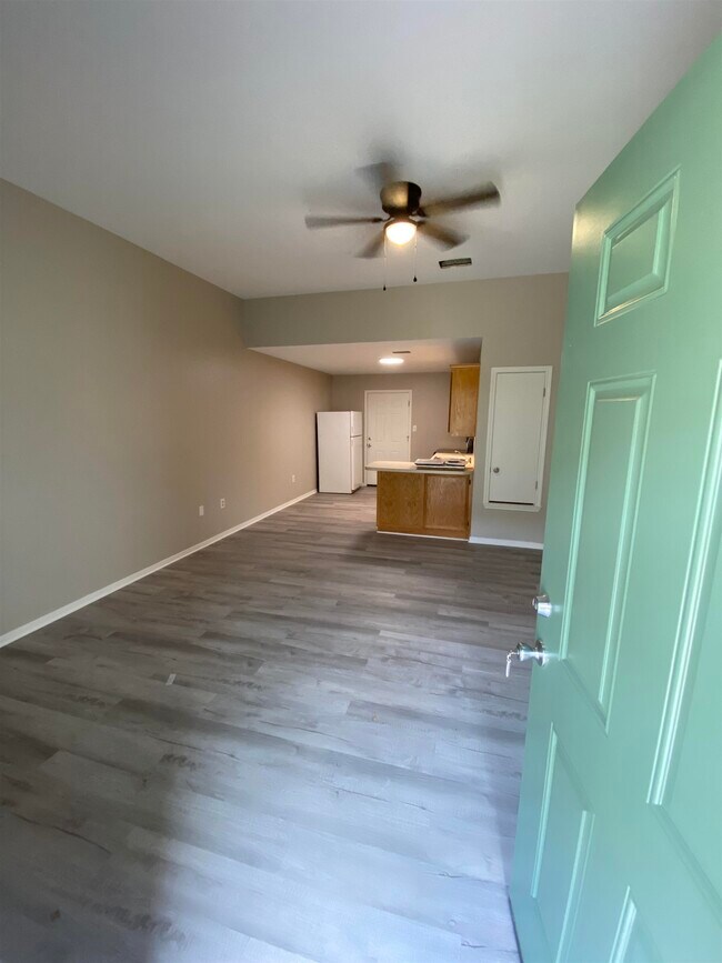 Building Photo - 710 Redwood Dr