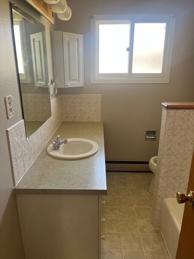 Foto del edificio - 3-bedroom, 2-bathroom home in the heart of Windsor