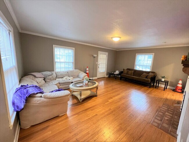 Building Photo - Pre-Leasing for 24/25 School Year