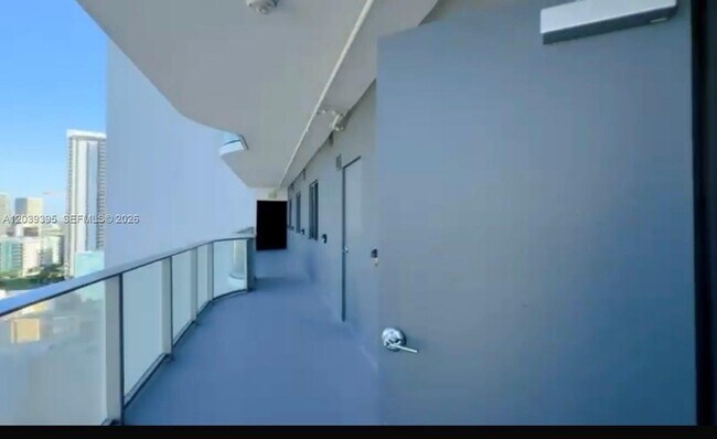 Foto del edificio - 700 NE 24th St