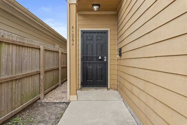 Foto del edificio - Spacious Townhome-Style Duplex with Privat...