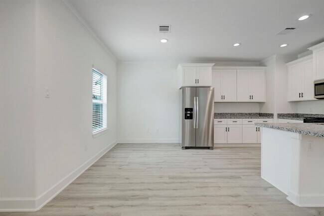 Building Photo - 4002 Elmwood St