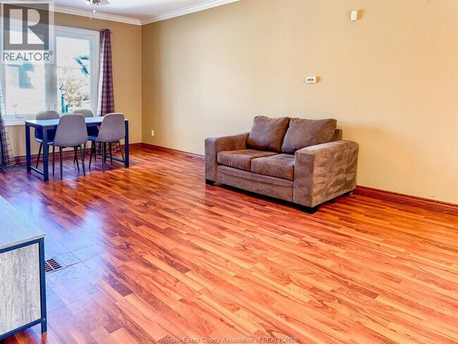 Building Photo - 910 Moy Ave