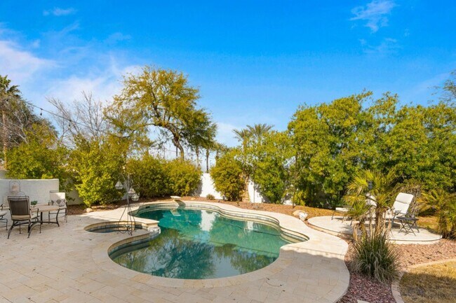 Building Photo - 1390 E Horseshoe Dr