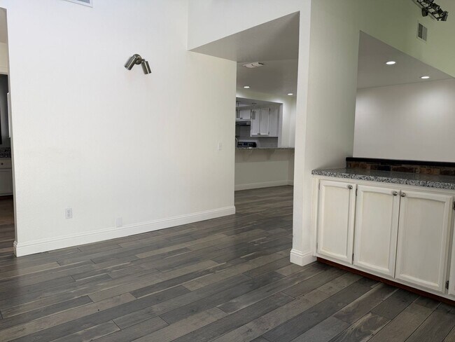 Foto del edificio - Gorgeous 2 bedroom 2 bath duplex in the trees