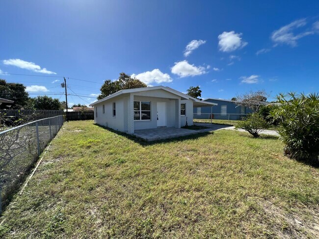 Building Photo - 728 El Vedado