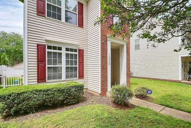 Foto del edificio - Lovely 3BD/2.5BA in Desirable Heritage Gre...