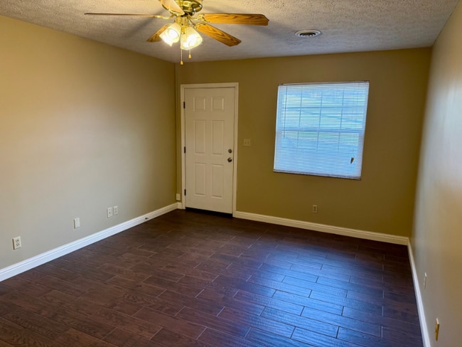 Building Photo - 1616 Spring Valley Dr