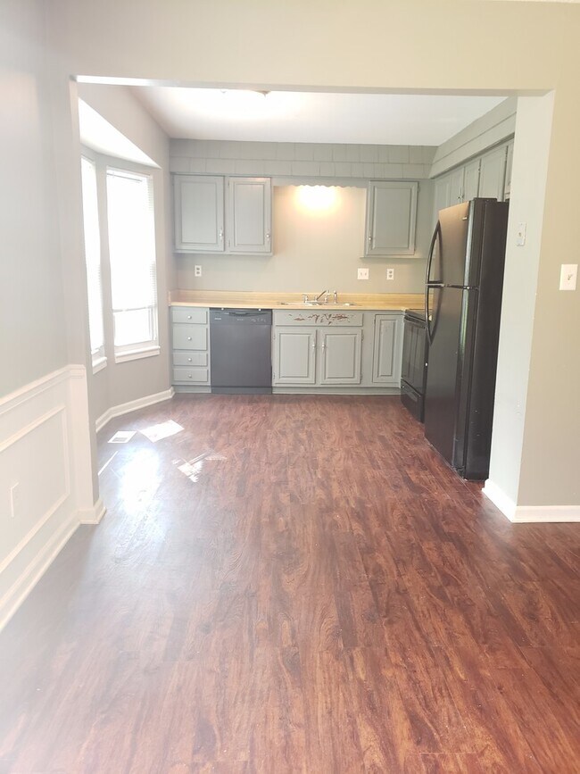 Building Photo - Amazing Overland Park Duplex-Available in ...