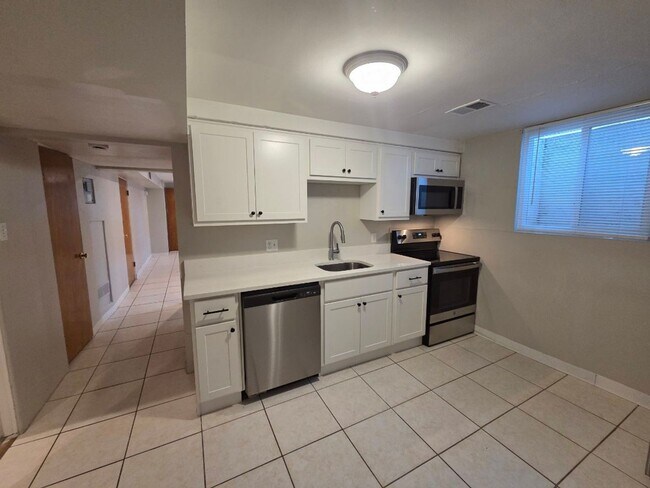Building Photo - Super Spacious & Updated 1-Bed, 1-Bath Apa...